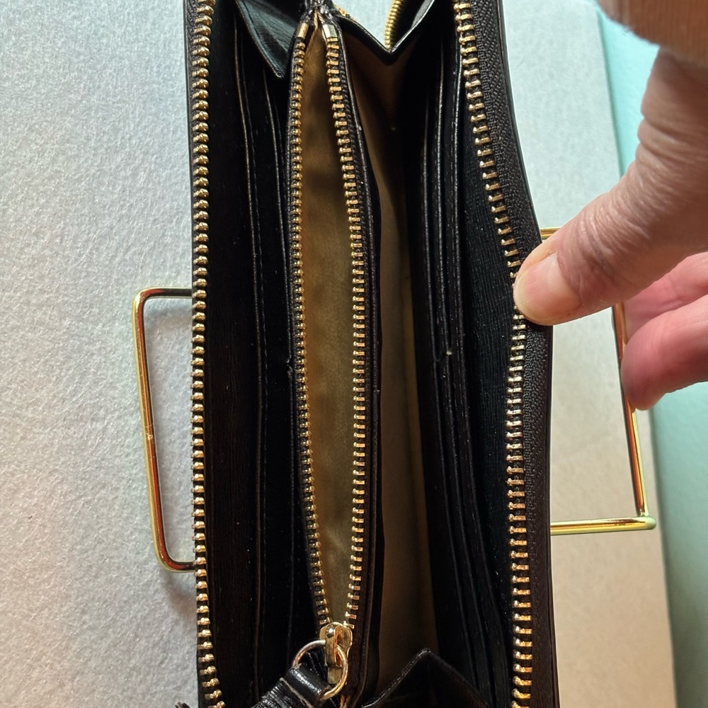 Tahari wallet EUC - Picture 4 of 7